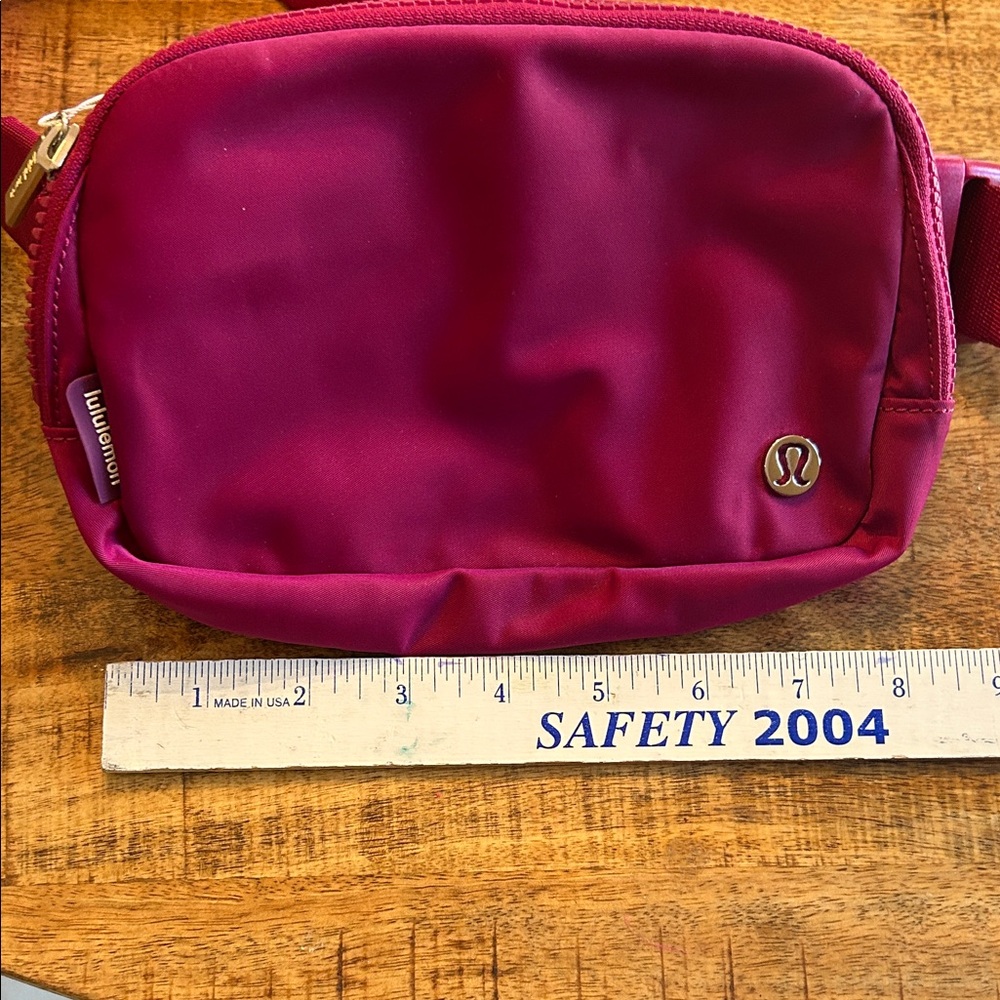 Lululemon Everywhere Belt Bag 1L Wild Berry - Picture 8 of 9